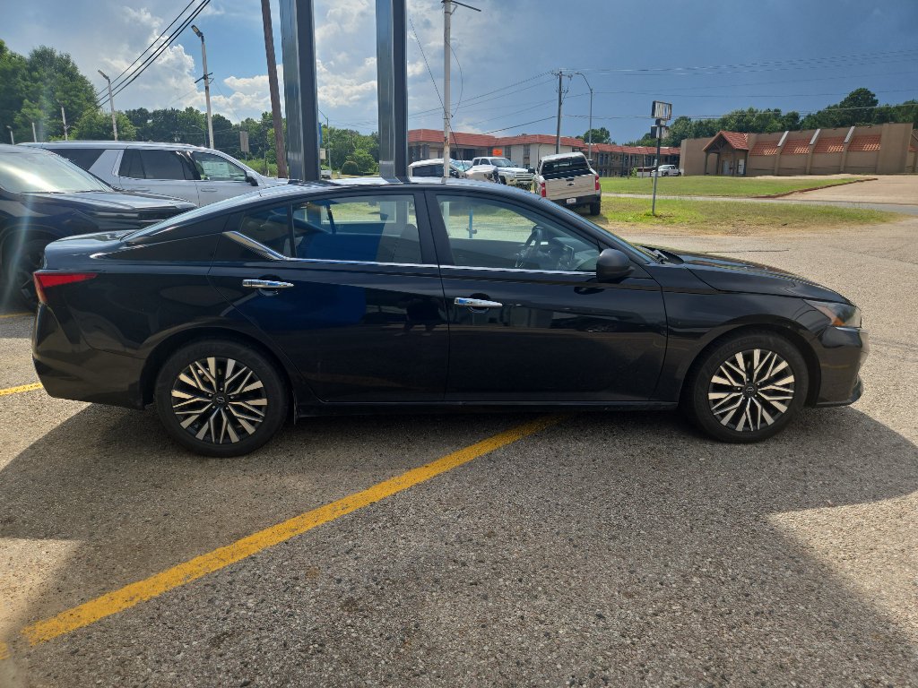 Used 2024 Nissan Altima 2.5 SV FWD image 8