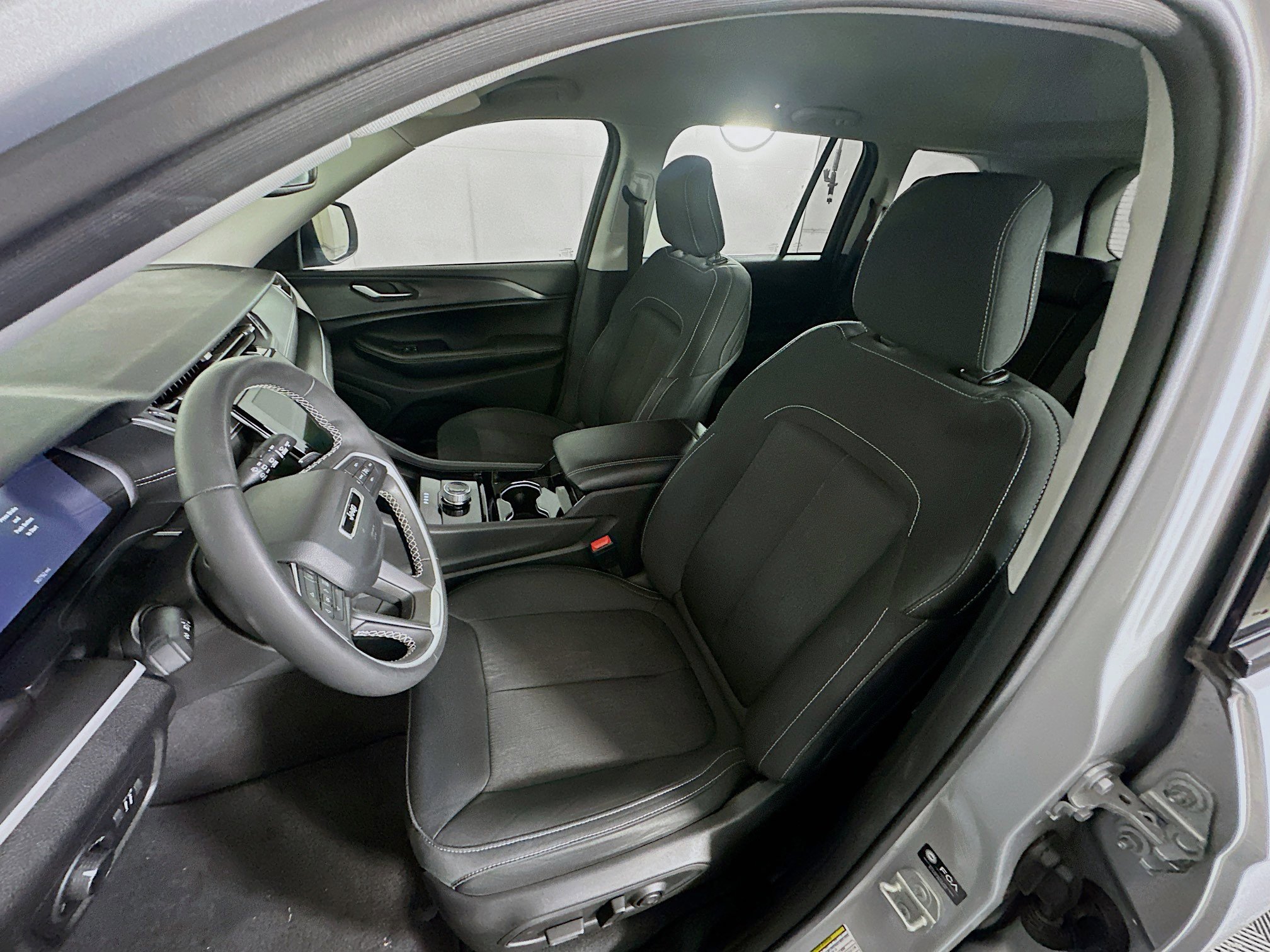 Used 2023 Jeep Grand Cherokee Laredo image 13