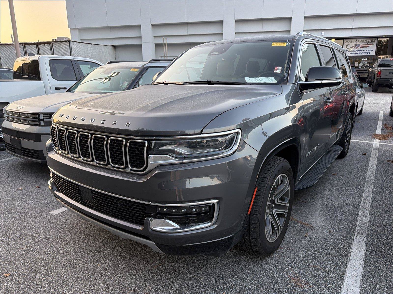 Used 2024 Jeep Wagoneer L Series II w/ Flexible Seating Group RWD image 1