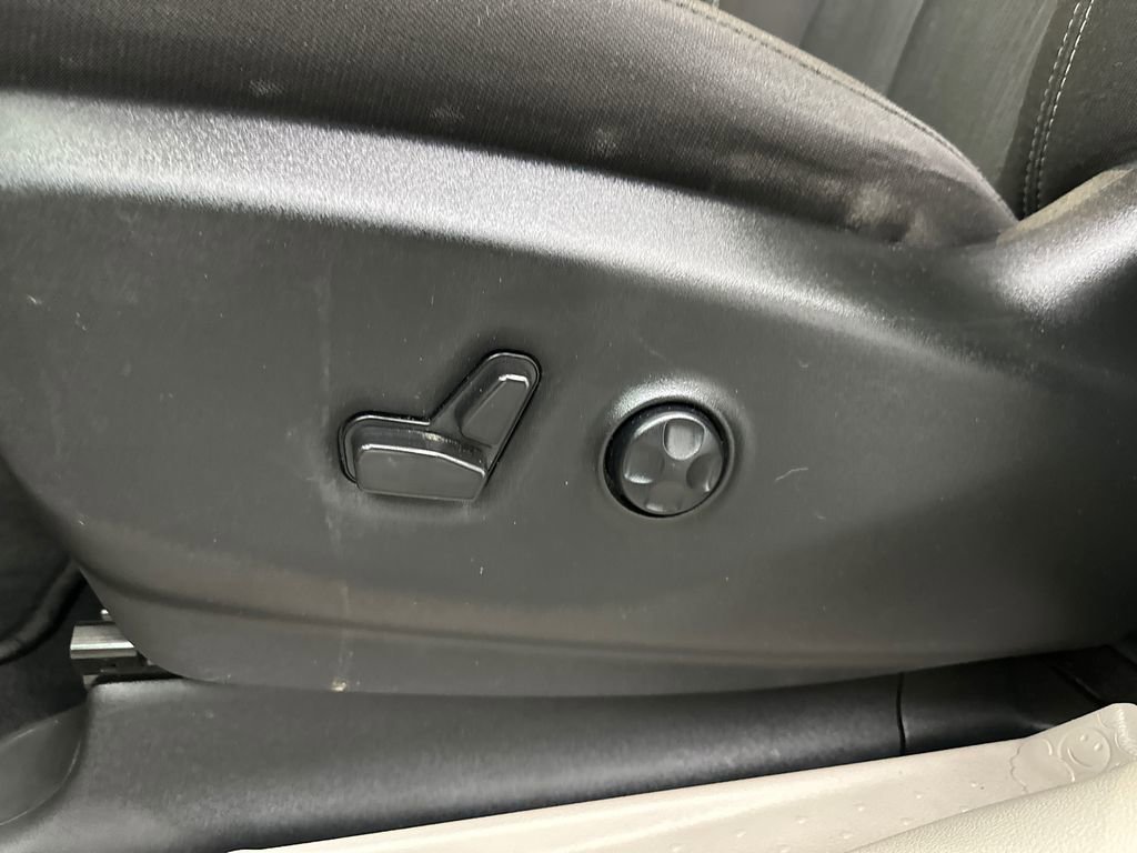 Used 2024 Chrysler Voyager LX image 10