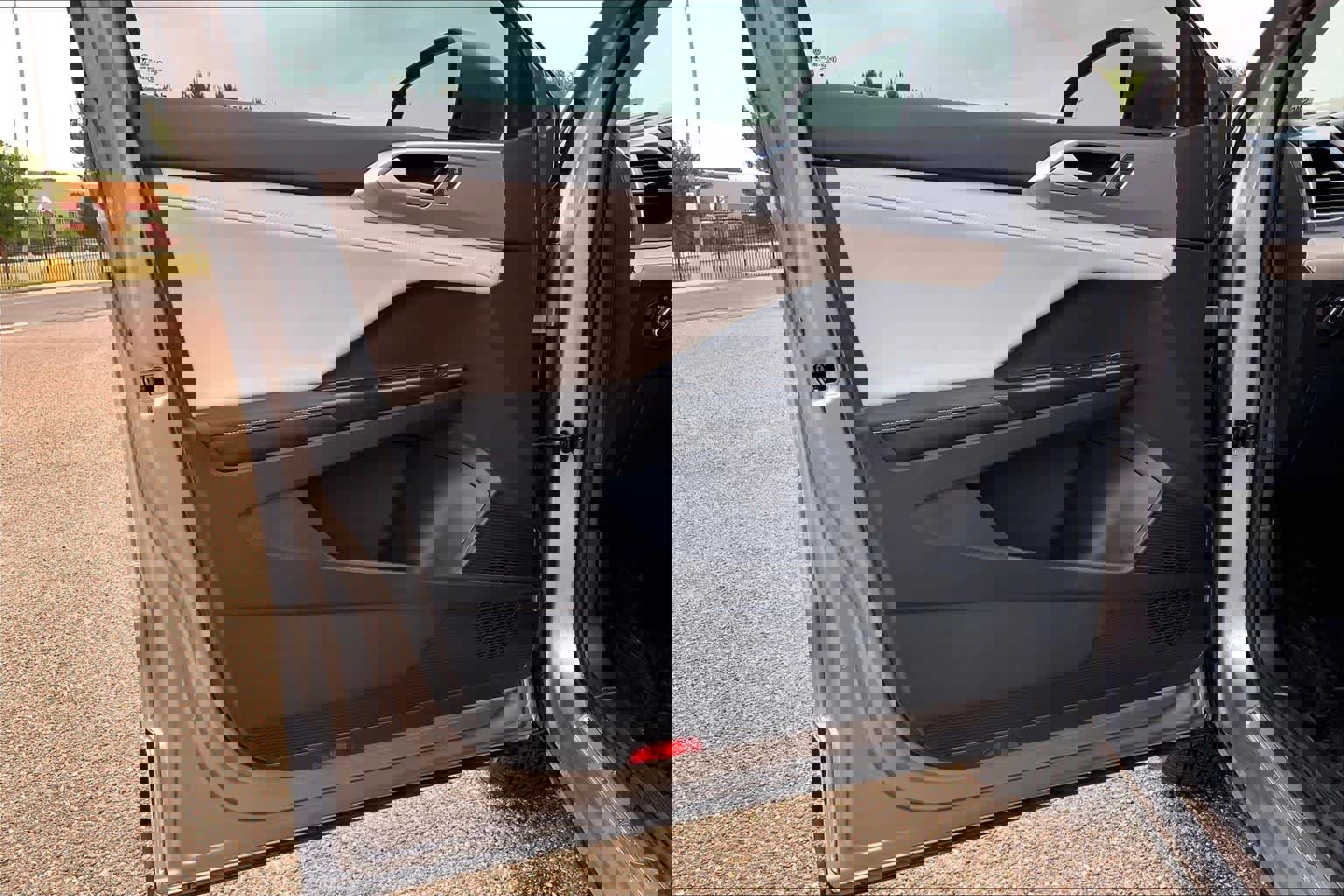 Used 2025 Volkswagen Taos SE AWD/4WD image 42