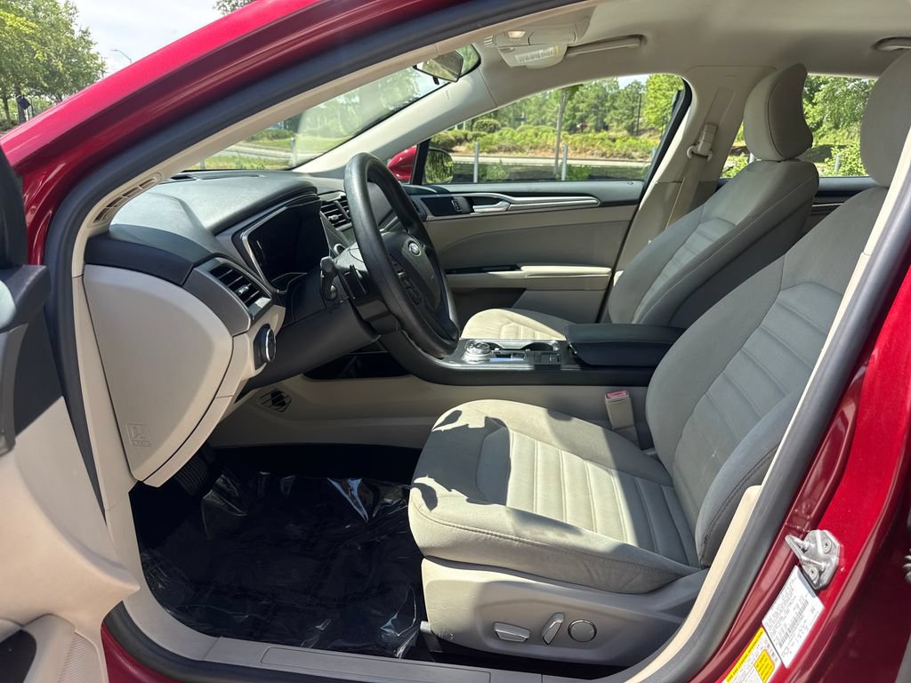 Used 2017 Ford Fusion SE w/ Fusion SE Technology Package FWD image 12