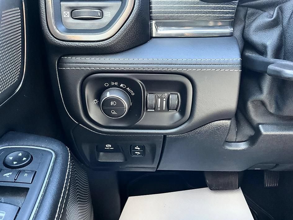 Used 2020 RAM 1500 Limited w/ Black Appearance Package AWD/4WD image 17