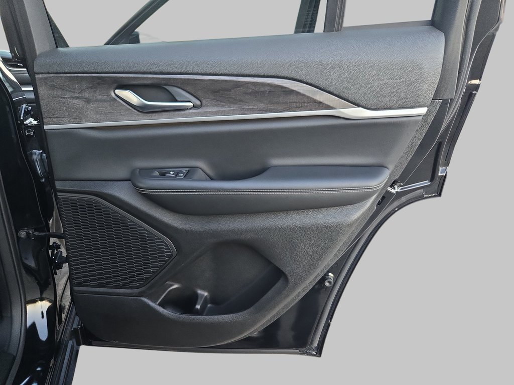 Used 2023 Jeep Grand Cherokee Limited image 13