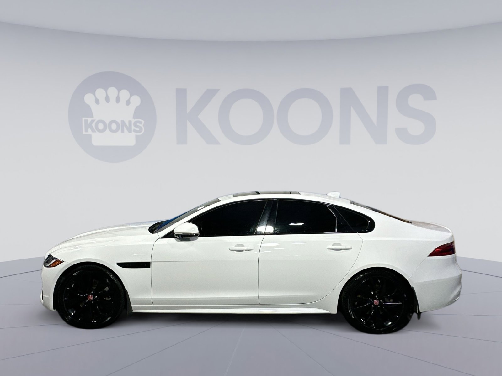Used 2022 Jaguar XF R-Dynamic SE image 2