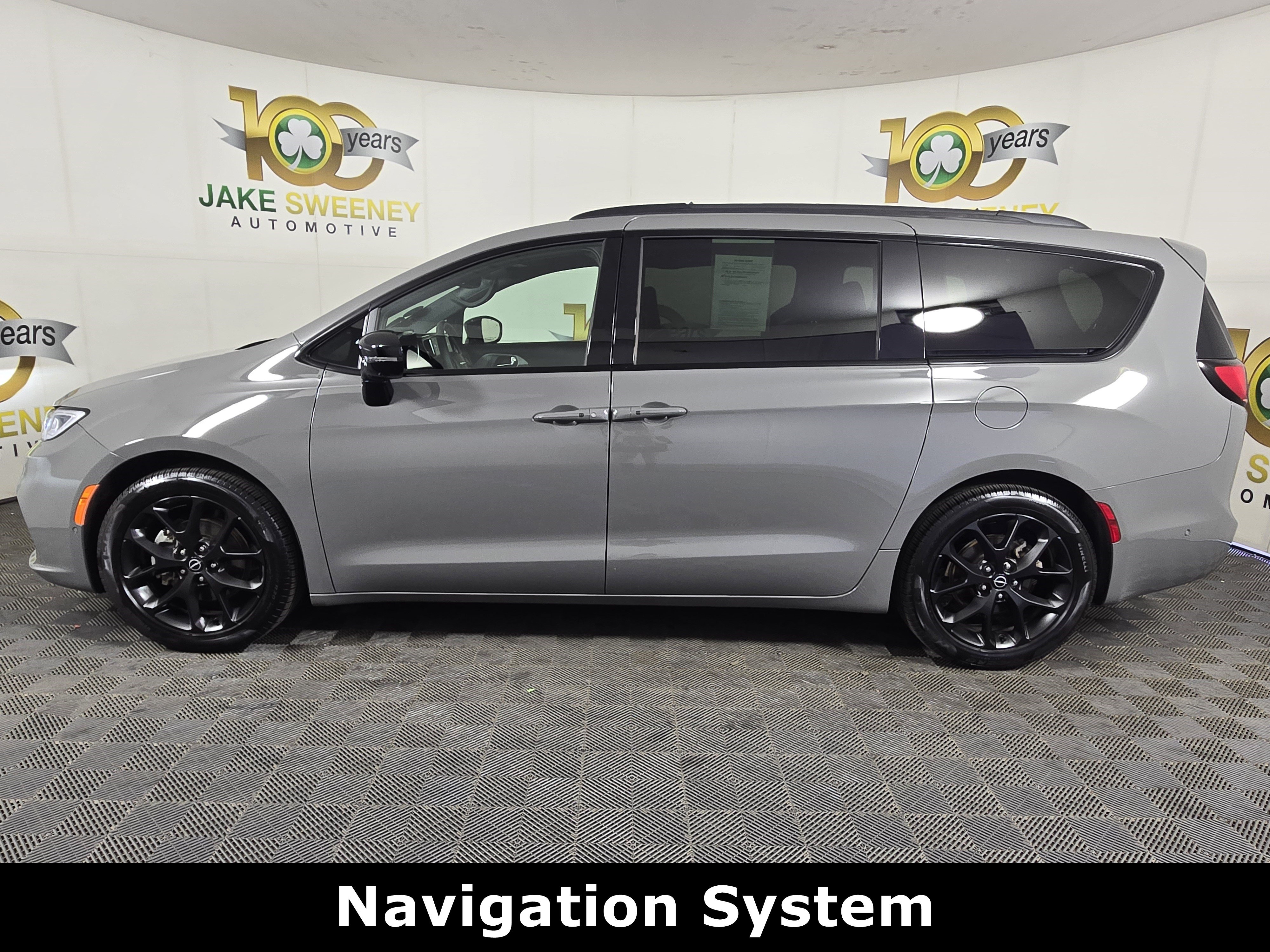 Used 2025 Chrysler Pacifica Limited FWD image 6