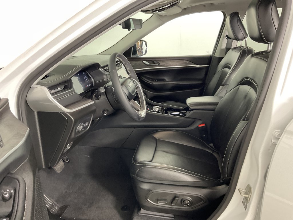 Used 2023 Jeep Grand Cherokee L Limited w/ Luxury Tech Group II AWD/4WD image 19