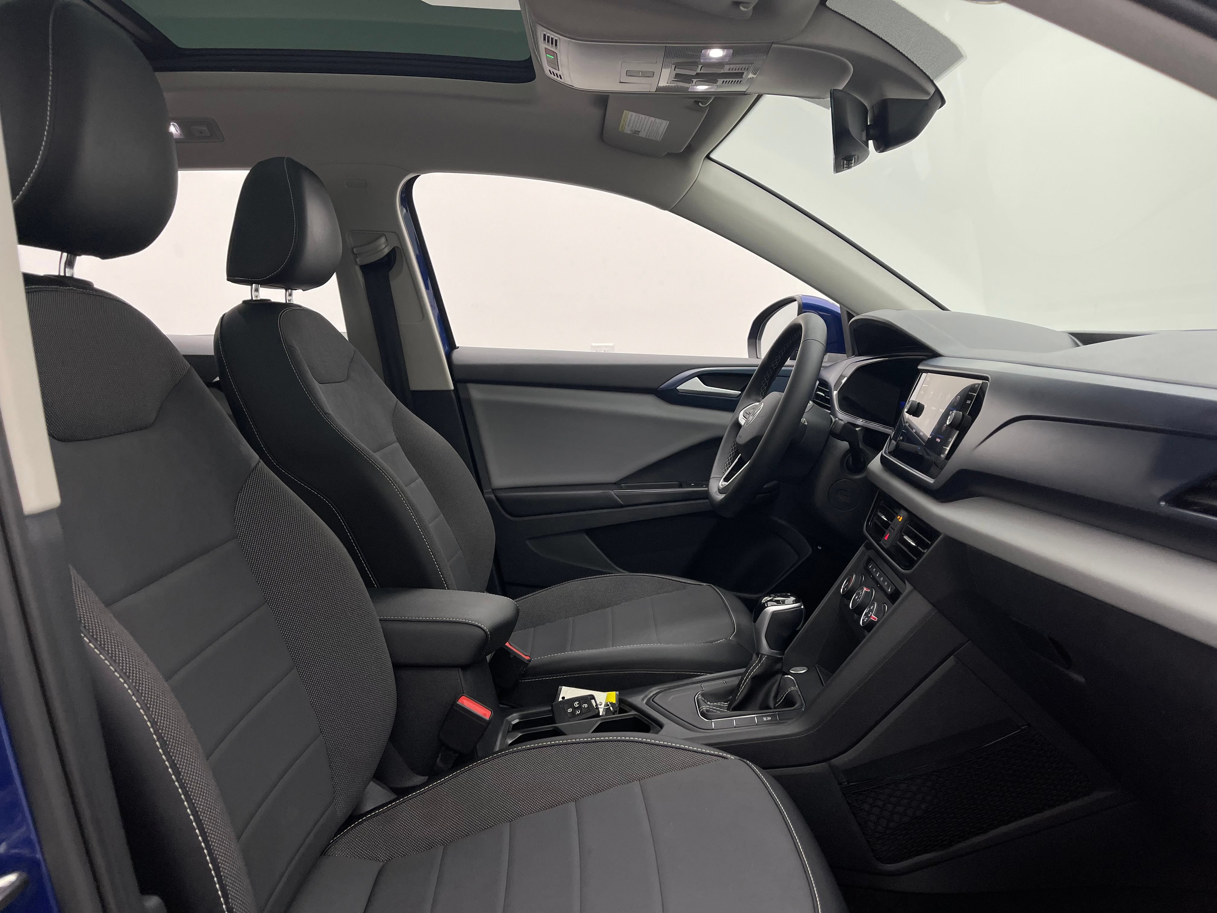 Used 2022 Volkswagen Taos SE w/ Panoramic Sunroof Package FWD image 32