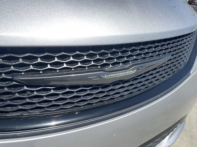 Used 2018 Chrysler Pacifica Touring-L Plus FWD image 32