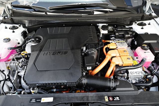 Certified 2025 Hyundai Elantra Limited FWD image 24