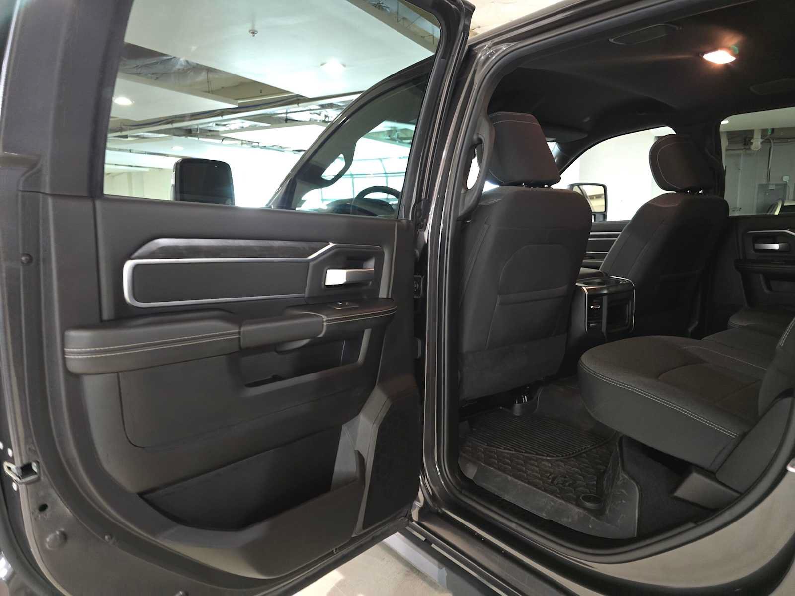 Used 2024 RAM 3500 Big Horn w/ Sport Appearance Package AWD/4WD image 15