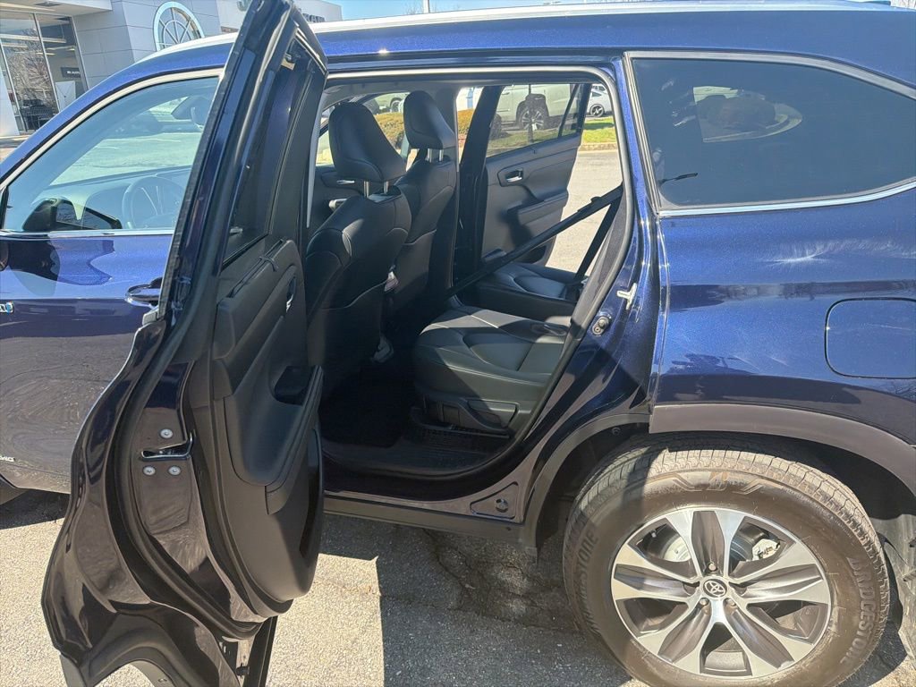 Used 2021 Toyota Highlander XLE image 14