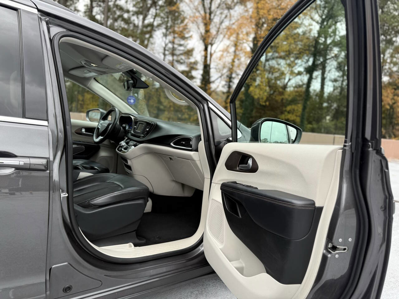 Used 2017 Chrysler Pacifica Touring-L image 20