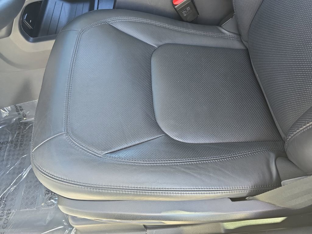 Used 2025 Land Rover Defender 130 X-Dynamic SE image 30