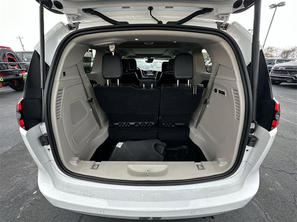 Used 2024 Chrysler Pacifica Limited w/ Uconnect Theater Family Group image 25