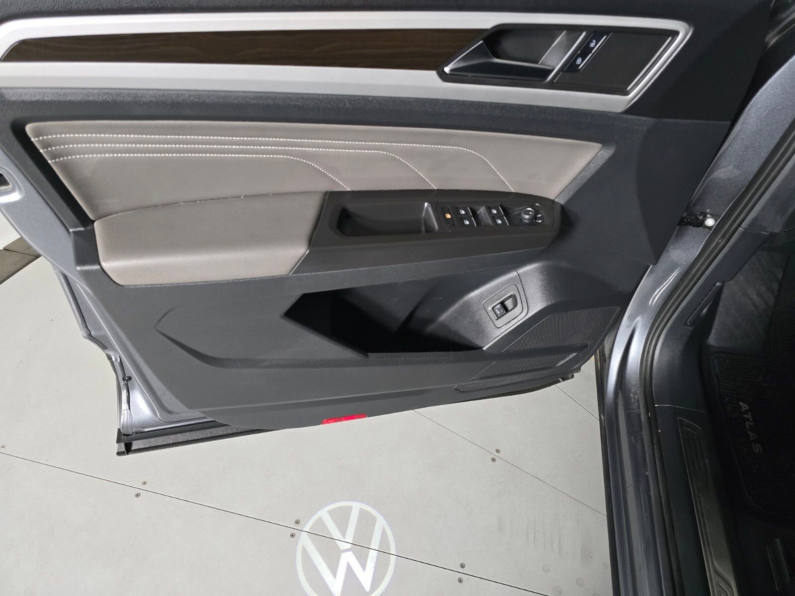Used 2023 Volkswagen Atlas SE image 37