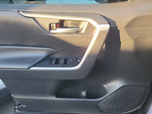 Used 2022 Toyota RAV4 XLE FWD image 13