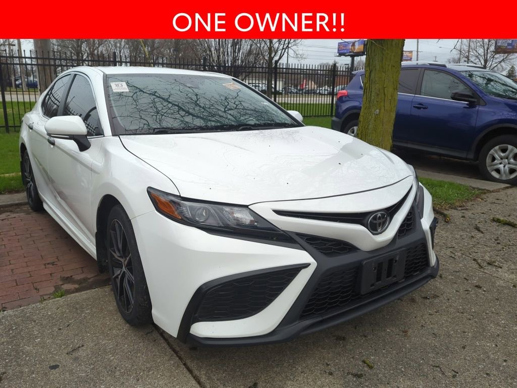 Used 2023 Toyota Camry SE image 3
