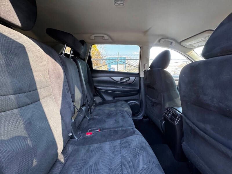 Used 2016 Nissan Rogue SV w/ SV Family Package image 17