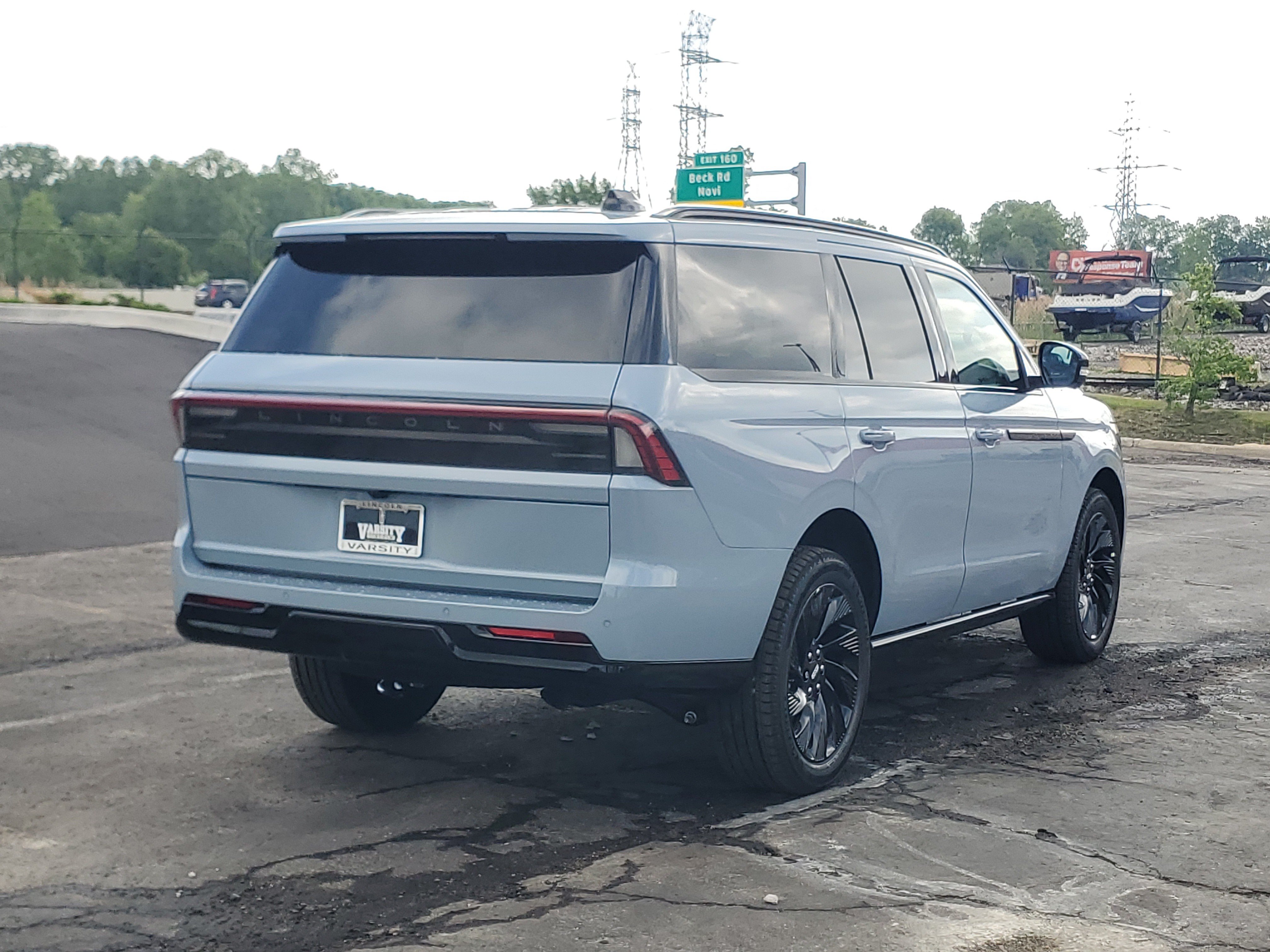 New 2026 Lincoln Navigator Reserve w/ Jet Appearance Package AWD/4WD image 4
