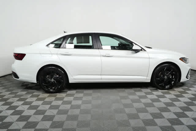Certified 2025 Volkswagen Jetta SE w/ Black Wheel Package FWD image 3