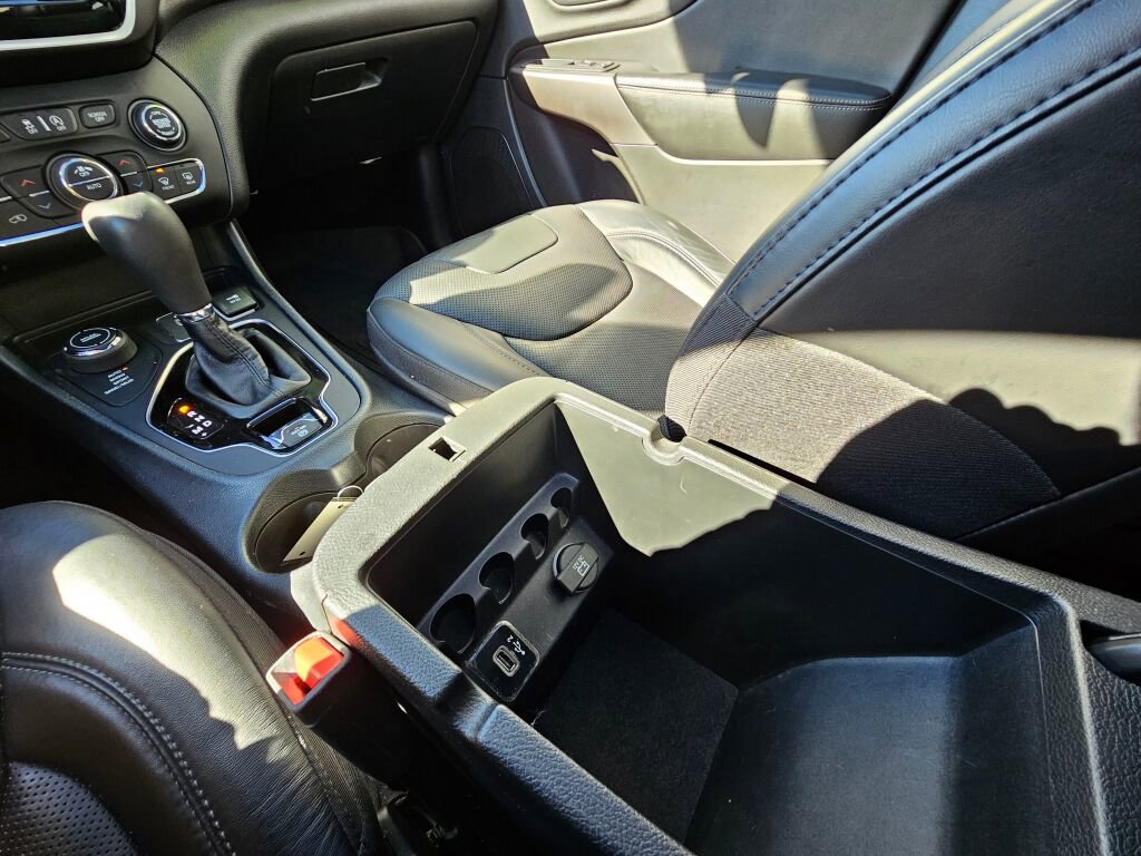 Used 2019 Jeep Cherokee Limited w/ Luxury Group image 39