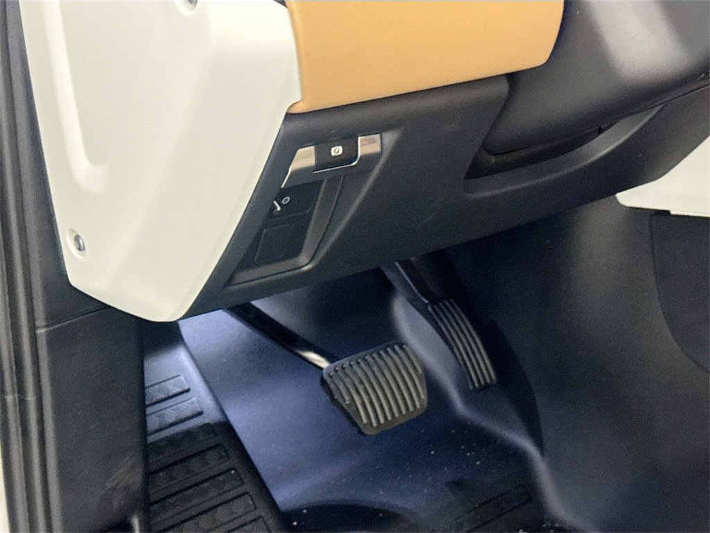 New 2026 Land Rover Defender 110 X-Dynamic SE image 10