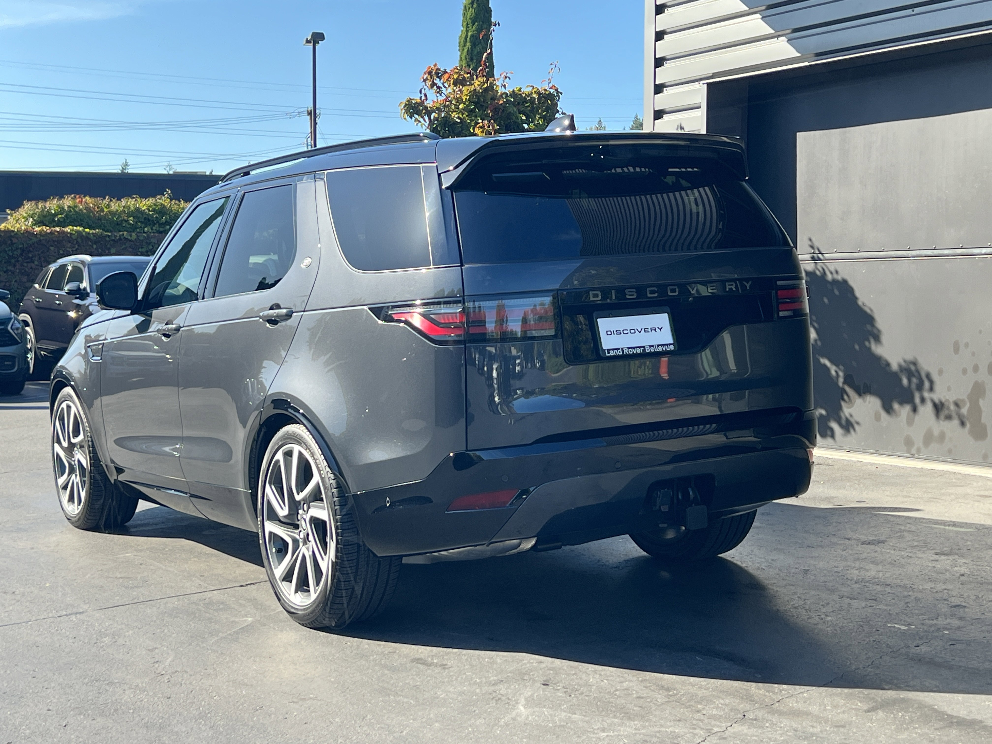 New 2024 Land Rover Discovery Dynamic SE image 6