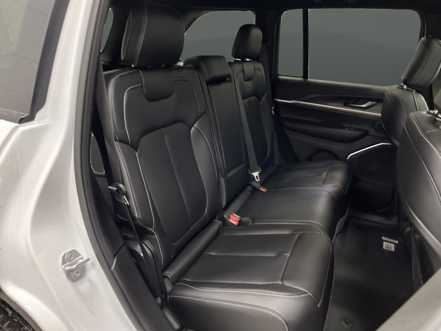 New 2025 Jeep Grand Cherokee Limited w/ Black Appearance Package AWD/4WD image 32