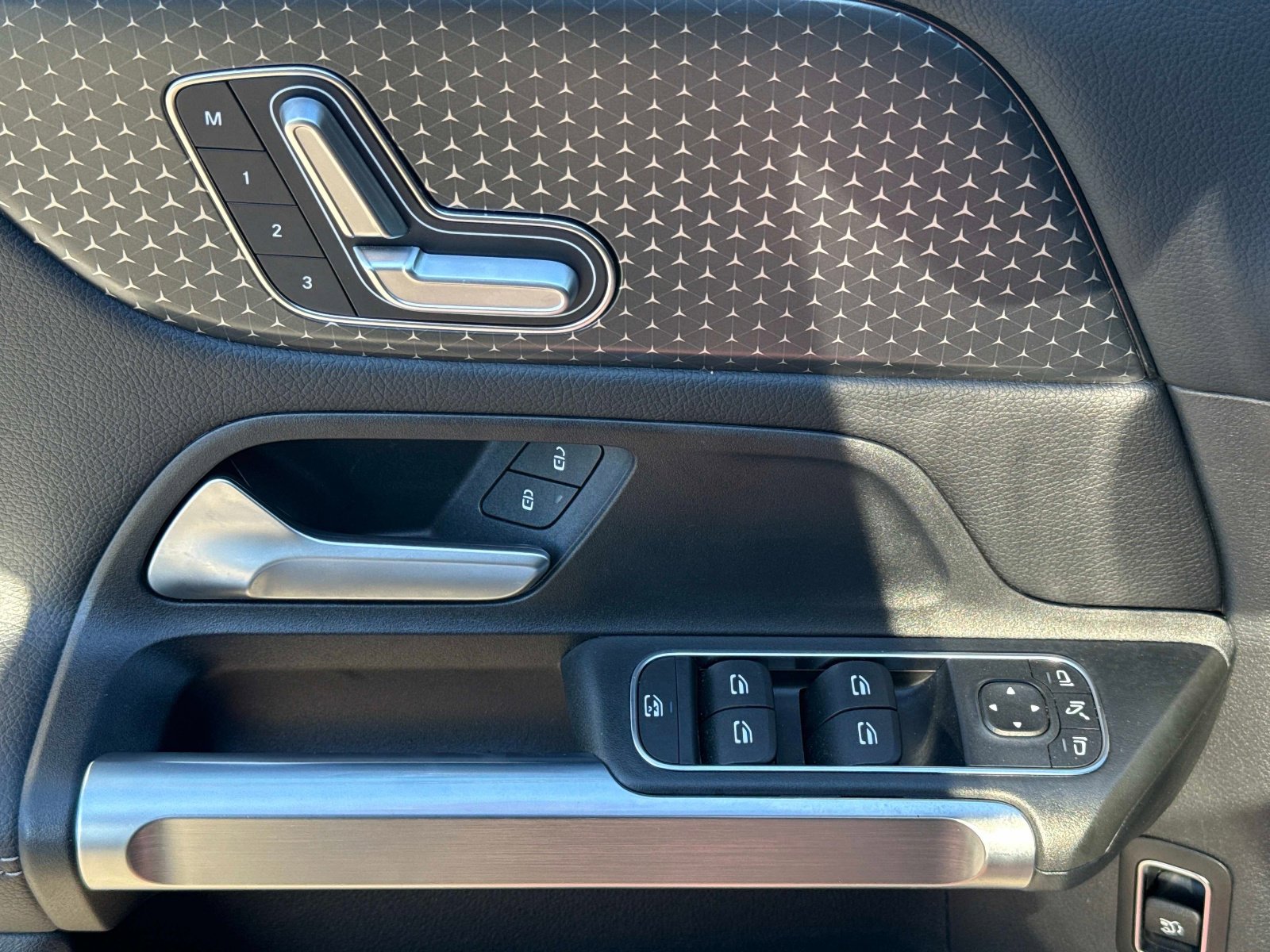 Used 2025 Mercedes-Benz GLB 250 image 19