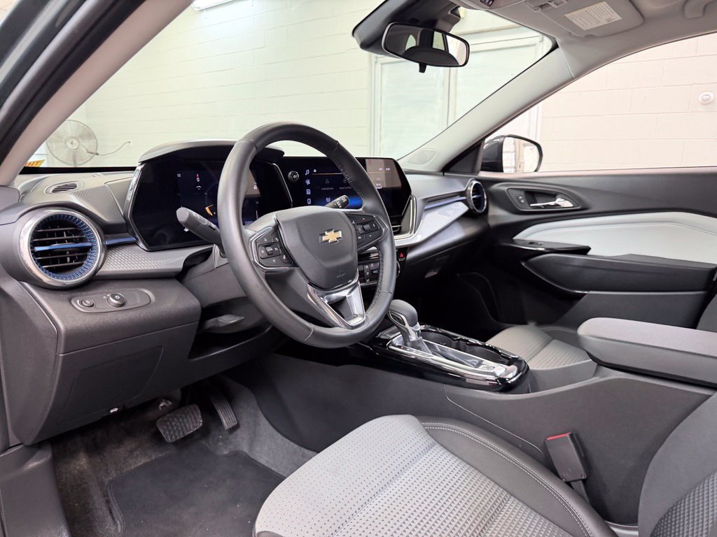 Used 2025 Chevrolet Trax LT w/ Driver Confidence Package FWD image 14