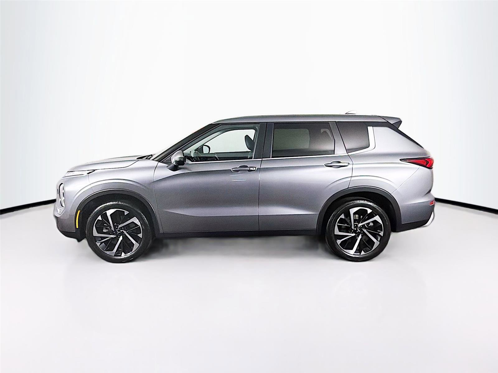 Used 2023 Mitsubishi Outlander SE AWD/4WD image 4
