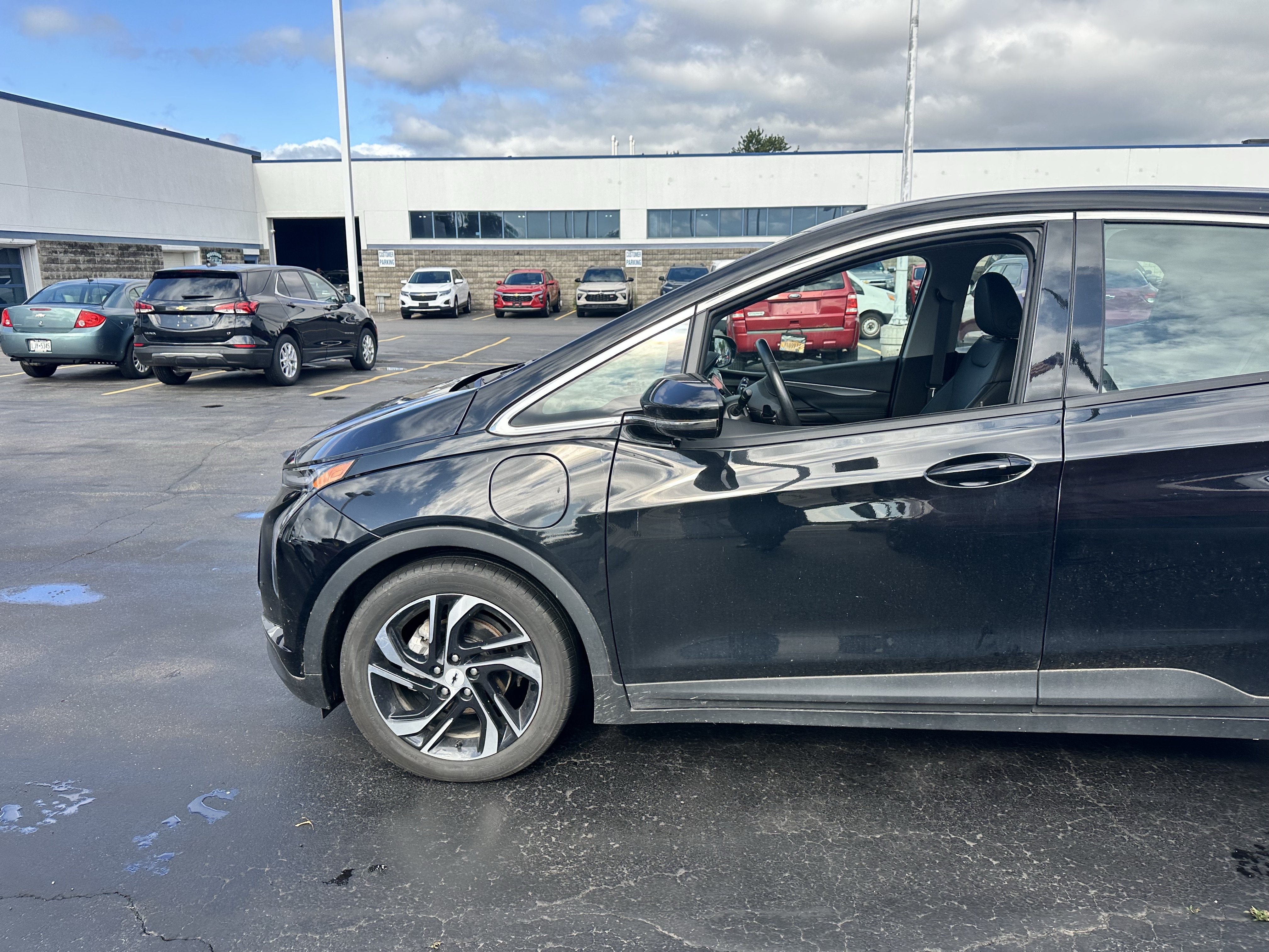Used 2023 Chevrolet Bolt LT FWD image 4