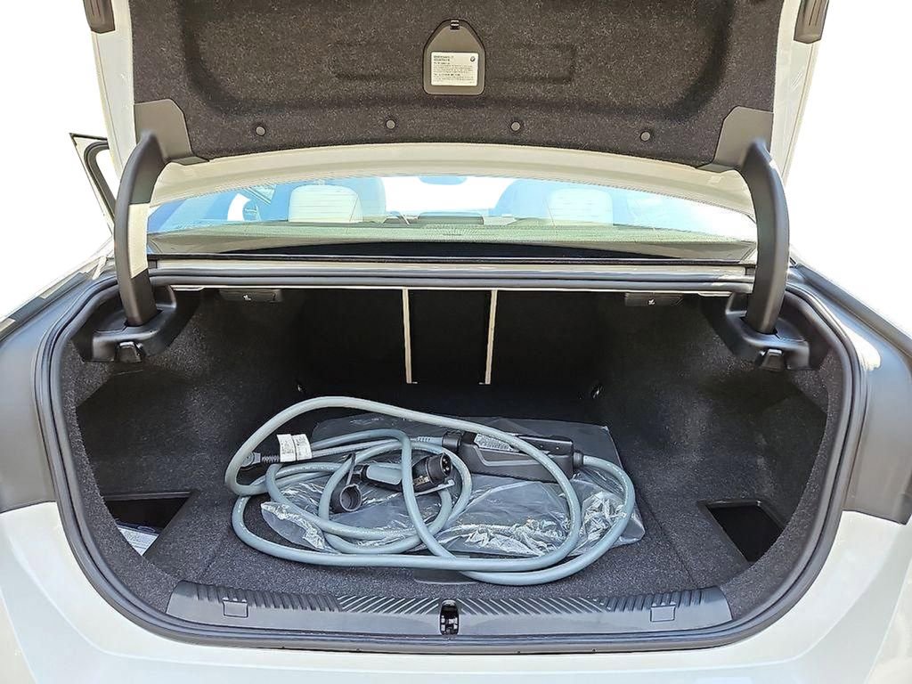 Used 2024 BMW i5 eDrive40i w/ Premium Package image 25