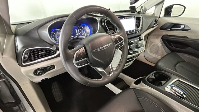 Used 2024 Chrysler Pacifica Touring-L FWD image 13