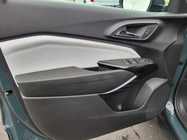 Used 2025 Chevrolet Trax LT FWD image 6