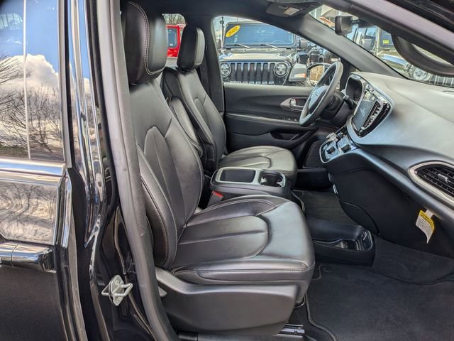 Used 2025 Chrysler Pacifica Select image 42