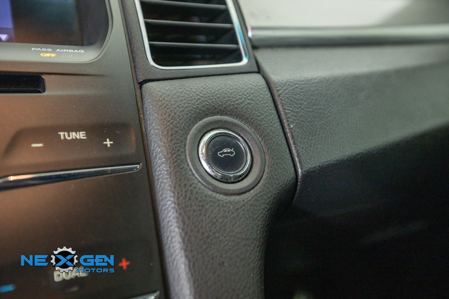 Used 2013 Ford Taurus SEL FWD image 21