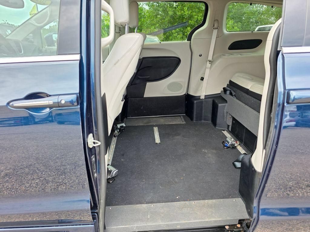 Used 2021 Chrysler Pacifica Touring-L w/ Uconnect Theater Family Group FWD image 20