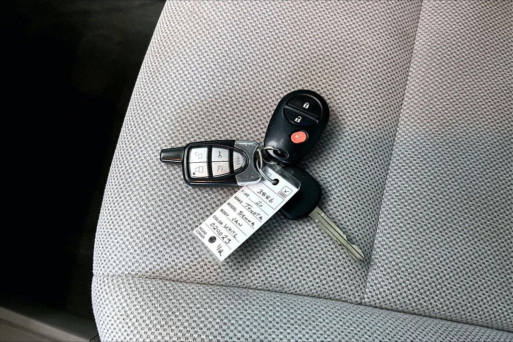 Used 2020 Toyota Sienna L FWD image 36