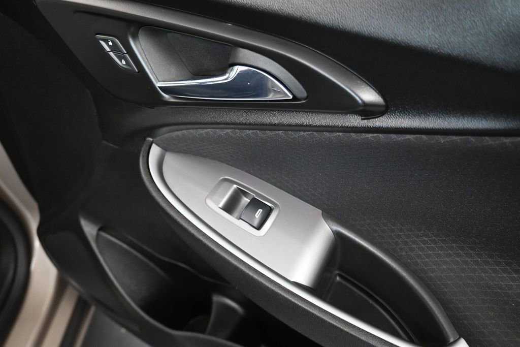 Used 2023 Chevrolet Malibu LT FWD image 16