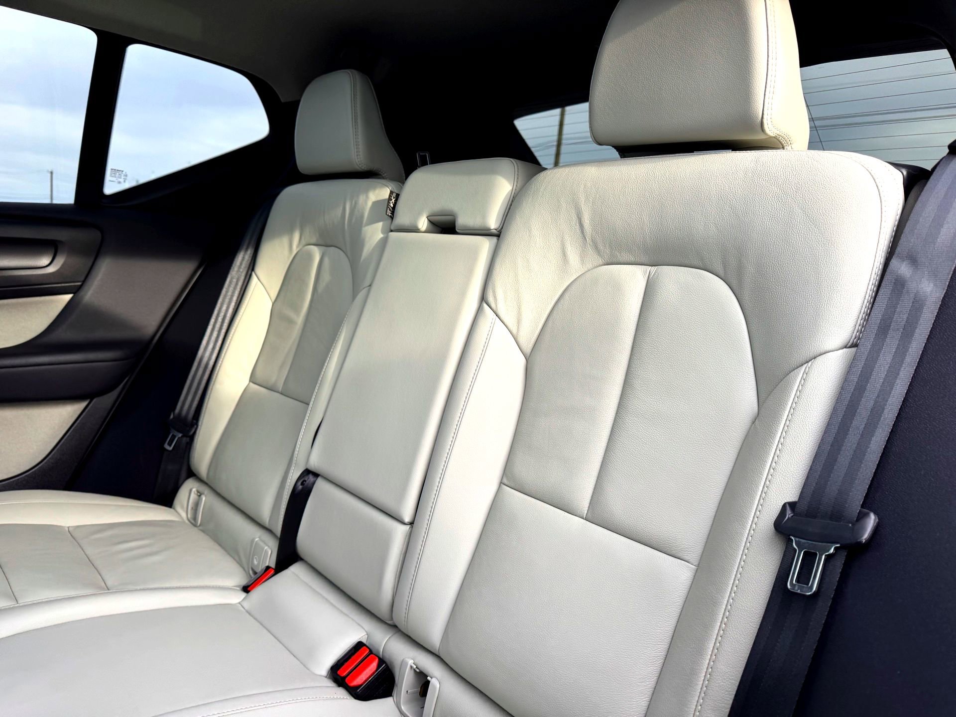 Used 2022 Volvo XC40 T5 Momentum w/ Premium Package image 16