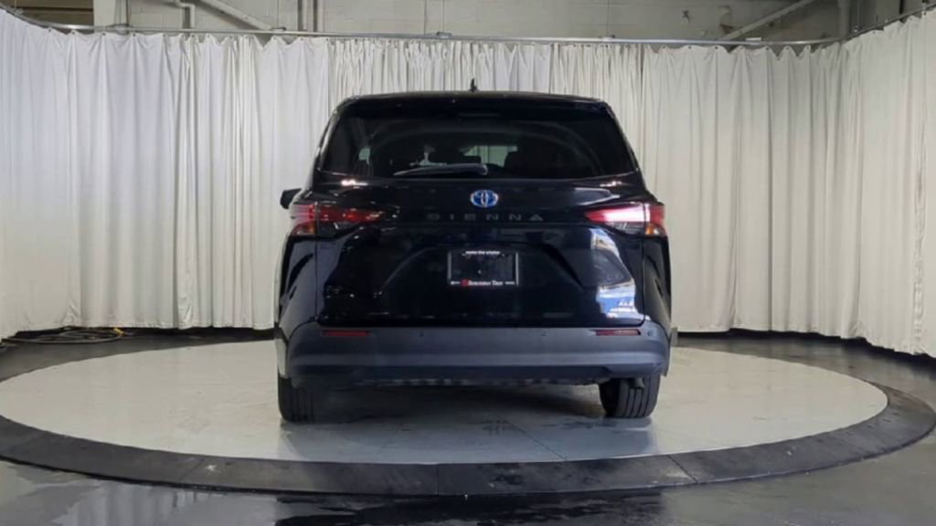 Used 2021 Toyota Sienna XLE FWD image 9