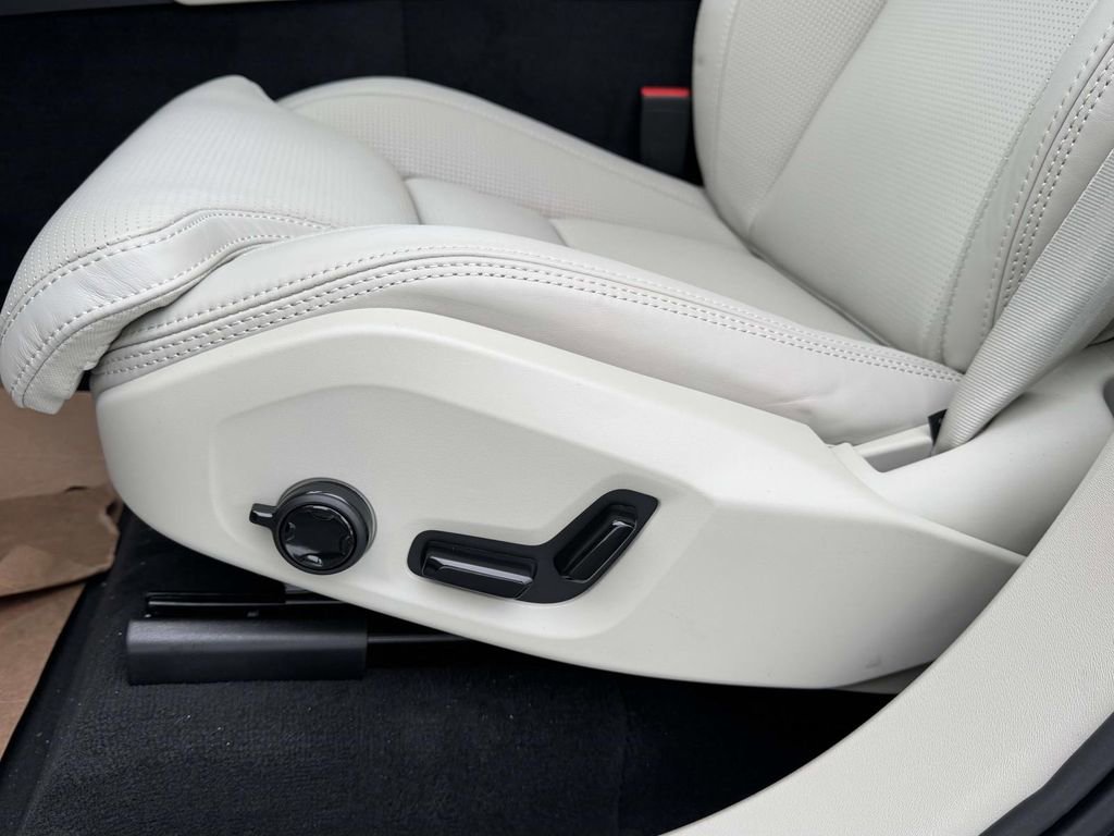 New 2026 Volvo XC90 B5 Ultra w/ Protection Package Premier image 17