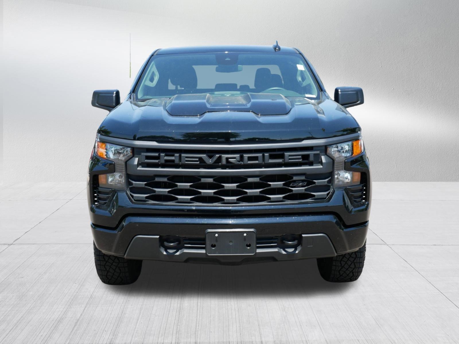 Used 2025 Chevrolet Silverado 1500 Custom Trail Boss w/ Midnight Edition AWD/4WD video 2