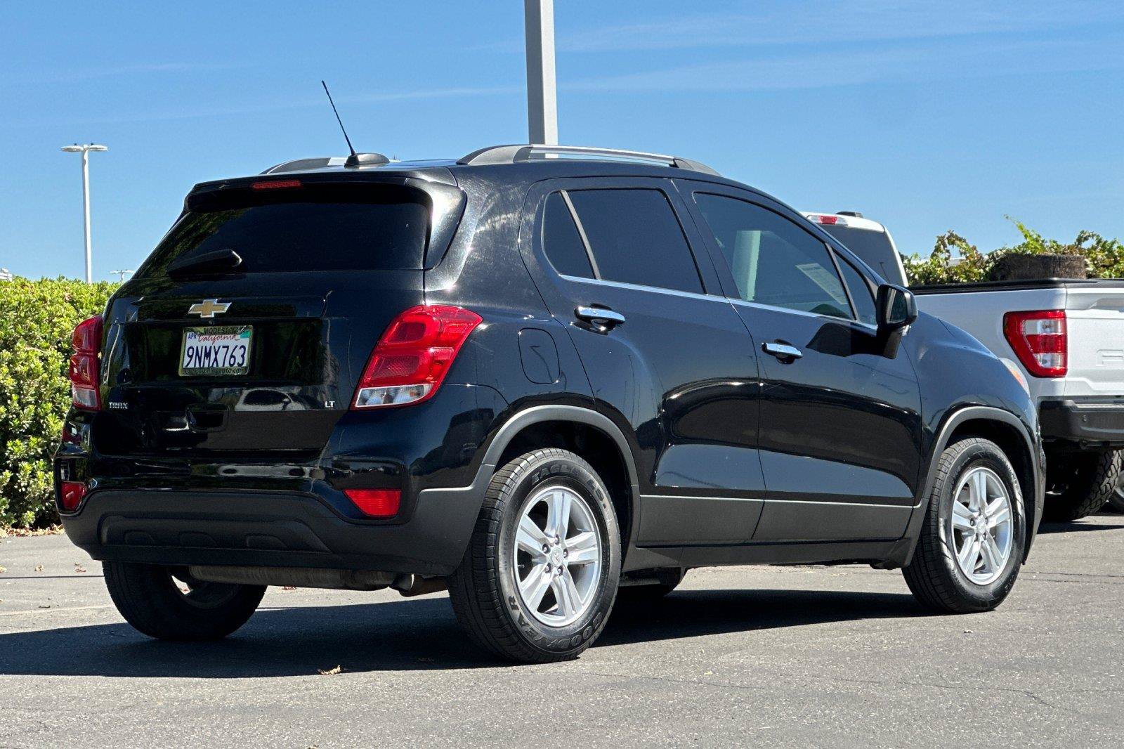 Used 2017 Chevrolet Trax LT w/ LT Convenience Package FWD image 4