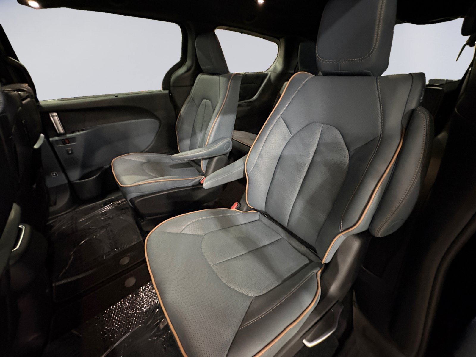 New 2027 Chrysler Pacifica Pinnacle w/ Theater Group AWD/4WD image 13