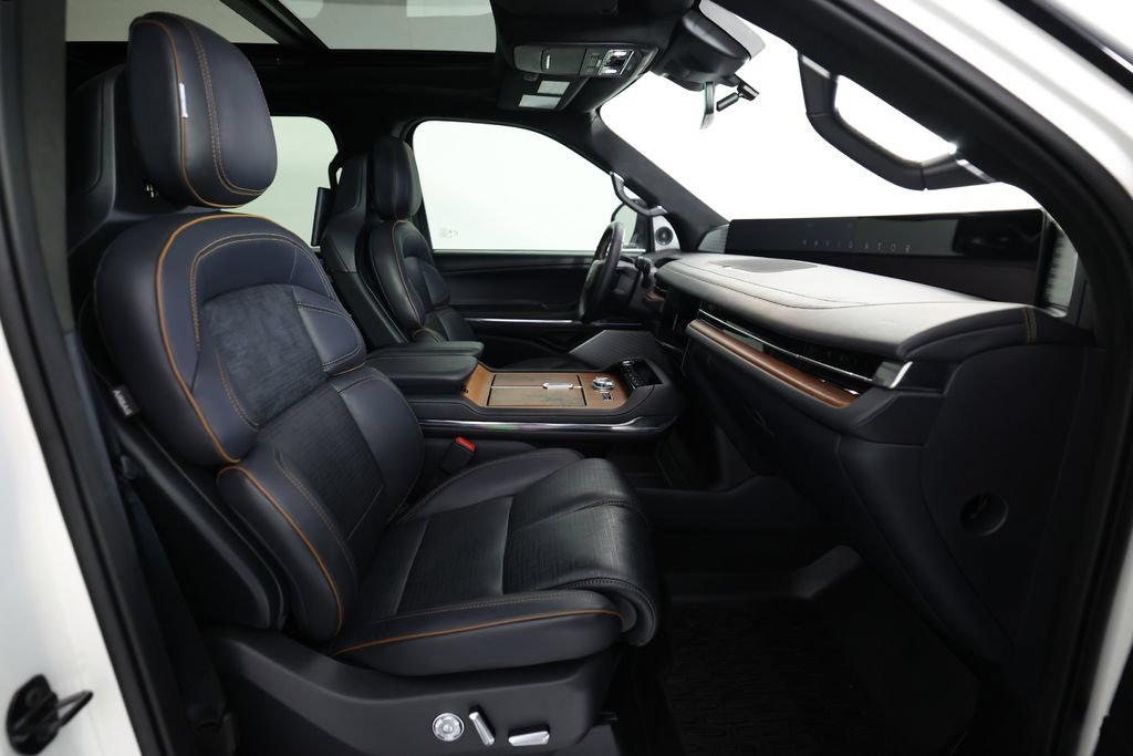 Used 2025 Lincoln Navigator Black Label AWD/4WD image 10