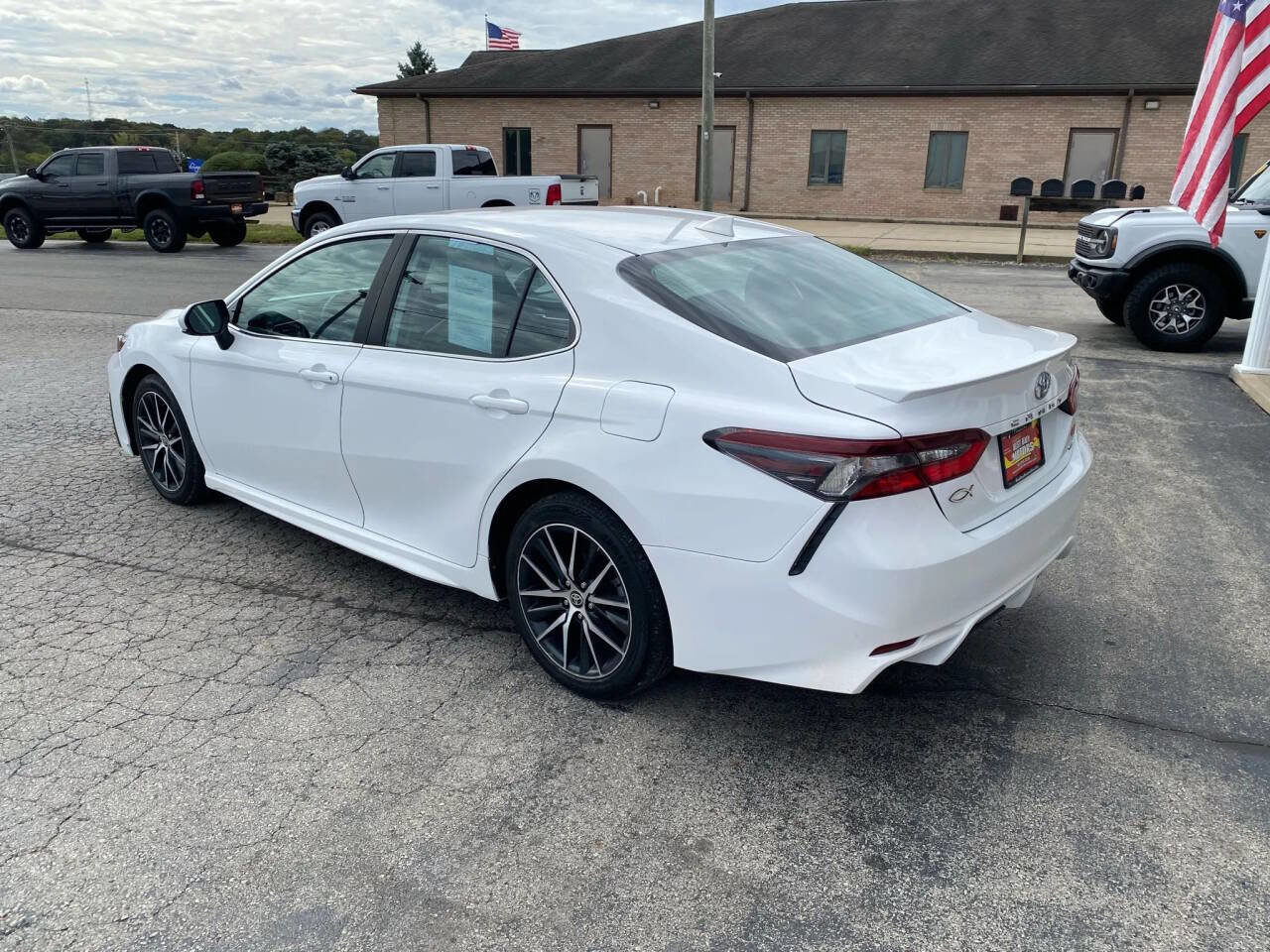 Used 2021 Toyota Camry SE image 5