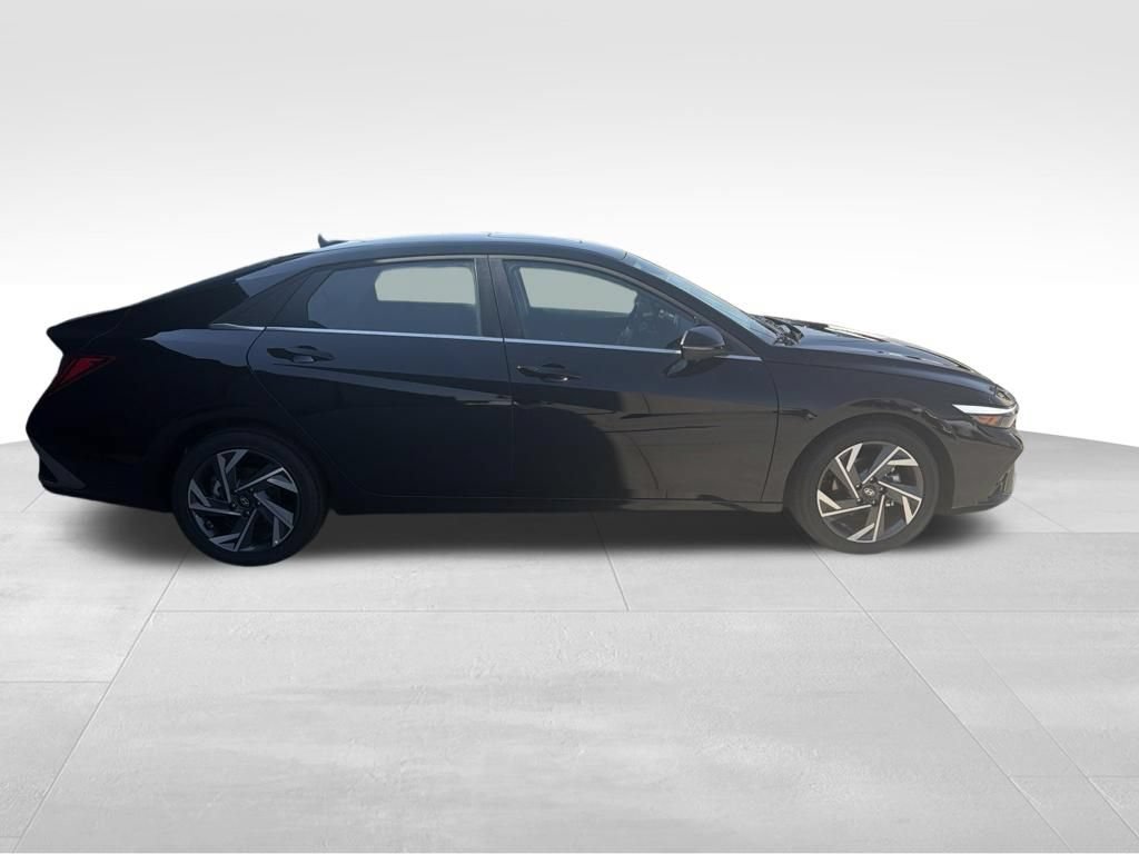 New 2026 Hyundai Elantra Limited FWD image 8
